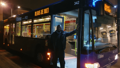 Photo d'un agent conducteur avec le bus de nuit