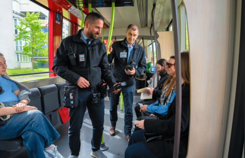 Photo des agents vérificateurs à bord du tram