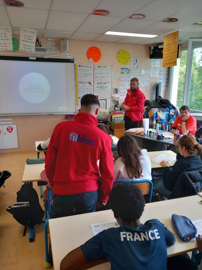 Photo des agents de Médiations dans une classe