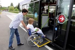 Rampe d'accès pour fauteuil roulant, dépliée sur un bus