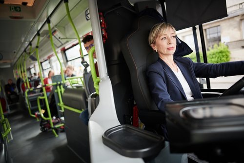 Photo d'une conductrice dans un bus