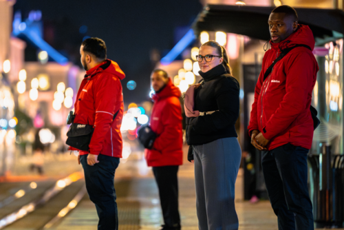Photo des agents de médiations avec une voyageuse à une station tram