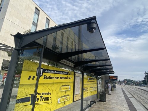 Photo d'une station Tram ou on voit la présence d'une caméra