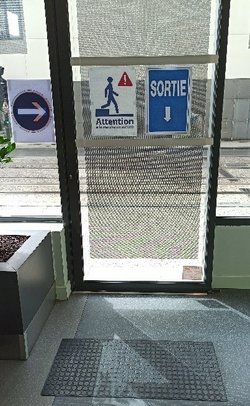 Porte de sortie de l'agence