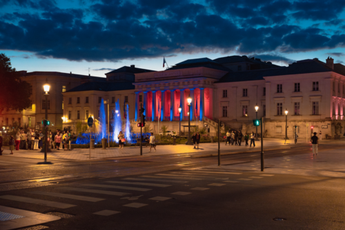 Photo de la place Jean Jaurès avec le Palais de Justice
