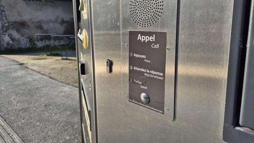 Photo d'un bouton d'appel présent sur un distributeur de titre